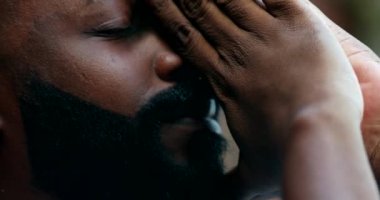 Mutlu düşünceli Afrikalı adam pozitif ve umutlu