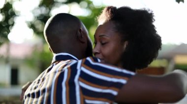 İki insan birbirine sarılıyor.