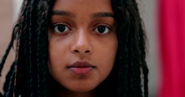 Farklı İspanyol kökenli siyah kız çocuğu, yüz yüze.