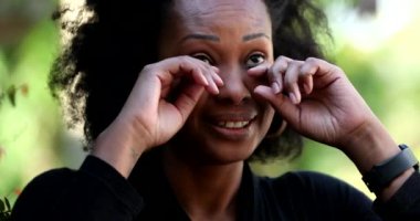 Kadın gözyaşlarını parmaklarıyla siliyor