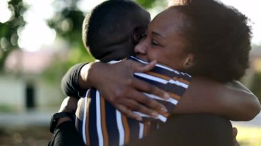 Çift mercek parlaklığında güneş ışığıyla kucaklaşır. Birbirini seven ve önemseyen iki insan.