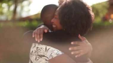 Afrikalı çift sarılıp öpüşüyor. Siyah kilit bağlama ilişkisi