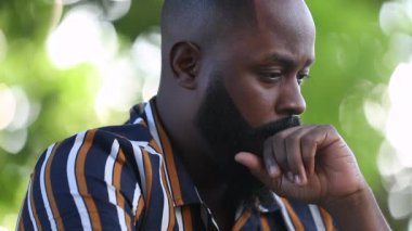 Üzgün Afrikalı adam pişmanlık ve sorunlar hissediyor