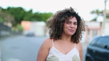 Mutlu İspanyol kadın, Güney Amerikalı Latin insan neşe ve mutluluk hissediyor.