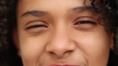 Mutlu çocuk kameraya gülümsüyor, yakın plan siyah kız gülüyor.