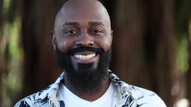 Dost canlısı adam portresi dışarıda, Brezilyalı adam dışarıda dikiliyor.