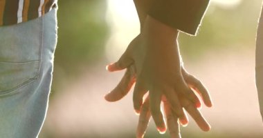 Eller ayrılır, iki kişi el ele tutuşur.