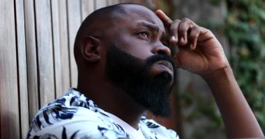 Dalgın siyah Afrikalı adam. Hüsrana uğramış kişi