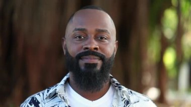 Afrikalı adam portresi. Gülümsüyor.