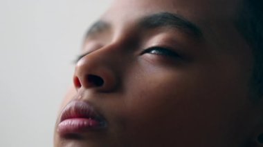 Genç çocuk meditasyondan uyanarak gözlerini açıyor.