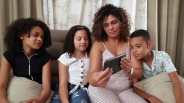 Ebeveynler çocuklarla video iletişimi kurmak için tablet tutuyorlar