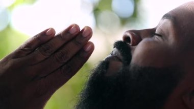 Siyahi, dindar Afrikalı bir adam, GratITUDE VE UMUTLU