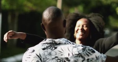 Aşık eş kocaya sarılır, sevgi ve şefkat kucaklaşır. Afrika etnik kökeni