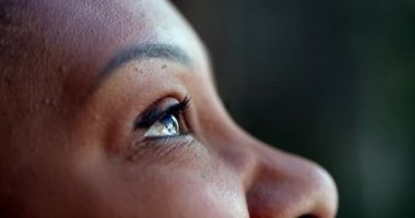 Afrikalıların gözleri gökyüzüne bakıyor umutla ve inançla, ruhsal mutlulukla.