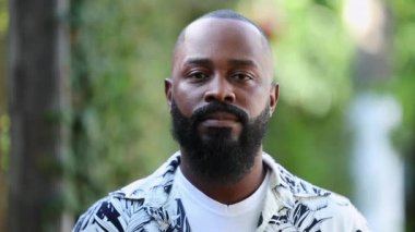 Afrikalı adam üzgün ve sinirli oluyor, ciddi ifade portresi