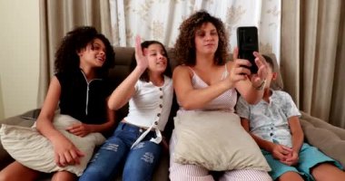 Anne ve çocuklar internette aileleriyle video konferansı yapıyorlar.