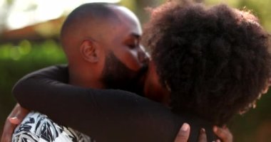 Aşık Afrikalı çift öpüşüyor. samimi tutkulu öpücük