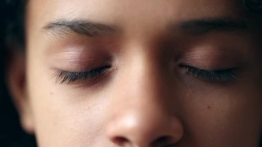 Çocuk tefekkür ederken gözlerini kapatıyor. Düşünceli Afrikalı çocuk