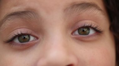 Yeşil gözlü, makro kameralı çocuk gözleri ardına kadar açık.