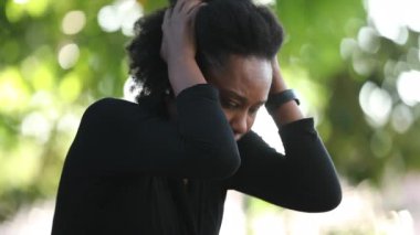 Endişeli siyah kadın endişeli, umutsuz insan bunalımda.