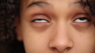 Sıkılmış çocuk yuvarlanan gözler, kaypak Afrikalı çocuk