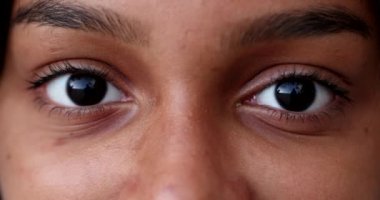 Düşünceli kız gözleriyle makroyu kapat.