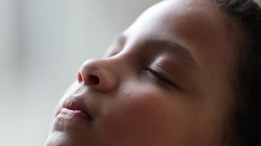 Meditasyonda oldukça dalgın çocuk gözleri