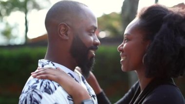 Afrikalı çift romantik bir şekilde, kadın ve erkek birbirlerine bakıyorlar.