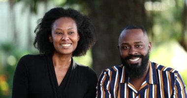 Parkta oturan genç siyah çift. Evli Afrikalı karı koca birlikte.