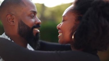 Romantik bir çift mercek parlamasıyla birbirlerine bakıyor. Siyah Afrikalı çift
