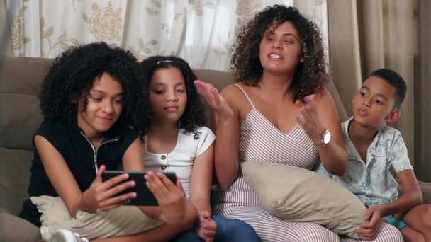 아메리카 가족들은 핸드폰을 사용하는 비디오 장거리 통신을 있습니다 — 비디오