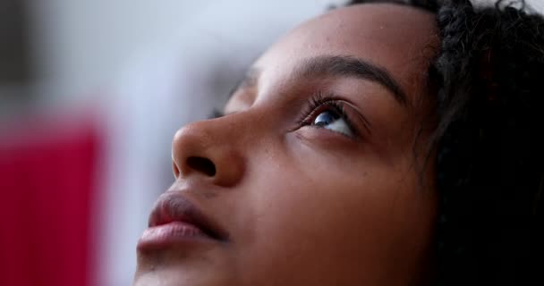 Латиноамериканське Чорне Дитя Відкриває Очі Небо Посміхаючись Обличчям Зблизька — стокове відео