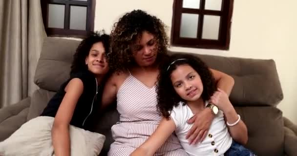 Мать Дочери Подростки Вместе Дома Диван Бразильская Мама Любовь Привязанность — стоковое видео