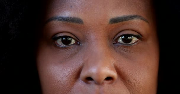 Cara Mujer Cerca Mirando Fijamente Cámara Etnia Negra Africana — Vídeos de Stock
