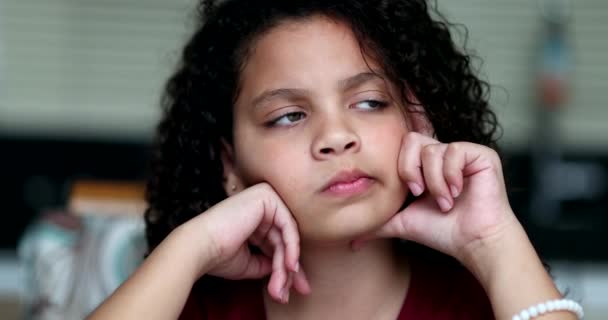Маленька Дівчинка Думає Про Рішення — стокове відео