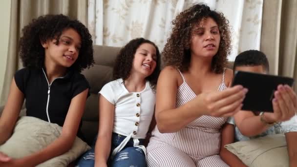 Moeder Kinderen Communiceren Met Familielid Tablet — Stockvideo