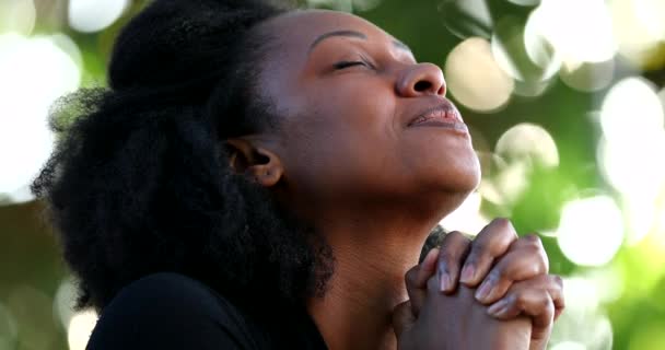 Африканская Женщина Чувствует Надежду Духовность Верный Человек Имеющий Надежду Веру — стоковое видео