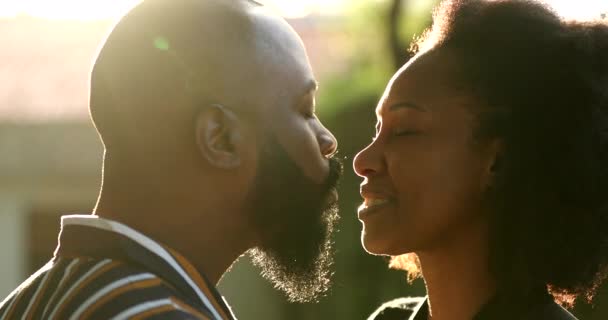 Homem Negro Beijando Esposa Fora Com Luz Solar Lente Africano — Vídeo de Stock