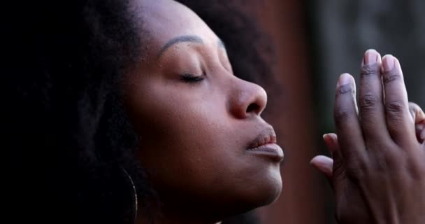 非洲妇女向上帝祈祷 祈求精神指引 — 图库视频影像