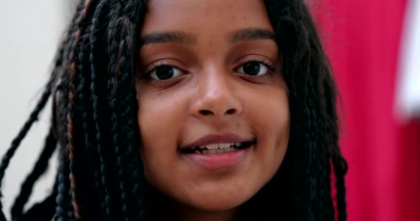 Feliz Niña Negra Hispana Retrato Cara Primer Plano Sonriendo — Vídeo de stock