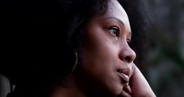 Kontemplative Afrikanische Frau Denkt Nahaufnahme Schwarzer Person Gesicht Nachdenklich — Stockvideo