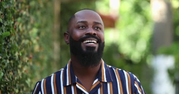 Счастливый Африканский Мужчина Улыбающийся Снаружи Дыша Свежим Воздухом — стоковое видео