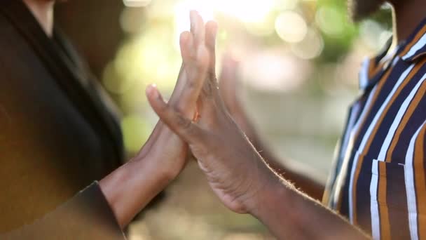 Dos Personas Juntas Uniendo Las Manos Con Luz Del Sol — Vídeo de stock