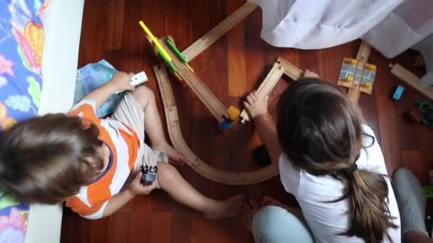 Діти Грають Іграшками Вдома Двоє Маленьких Братів Сестер Грають Часовий — стокове відео