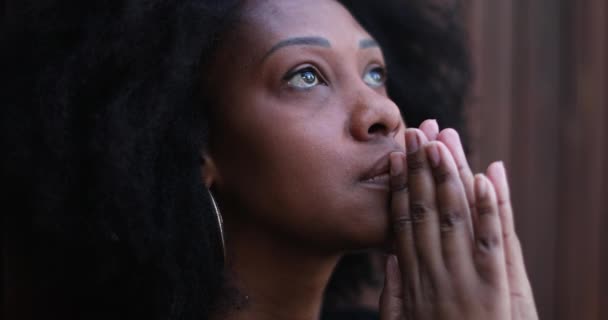 有希望的非洲妇女向上帝祈祷 寻求帮助和希望 — 图库视频影像