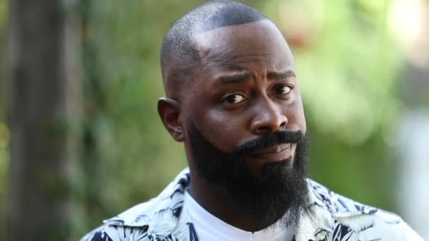 Şüpheci Afrikalı Adam Şüpheci Davranıyor Kafası Karışmış Siyah Kişi — Stok video