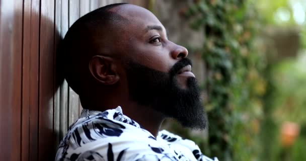 Pensiv Afrikansk Man Tar Ett Djupt Andetag Utanför Känsla Avslappnad — Stockvideo