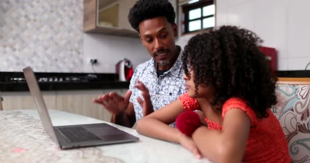 Πατέρας Βοηθώντας Την Κόρη Έφηβος Κορίτσι Δείχνει Φορητό Υπολογιστή — Αρχείο Βίντεο