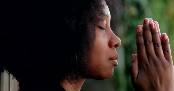 女性の目は祈りの中で閉じ 瞑想中の人 — ストック動画