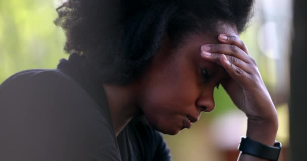 Frustrada Mujer Negra Sacudiendo Cabeza Arrepentimiento — Vídeo de stock